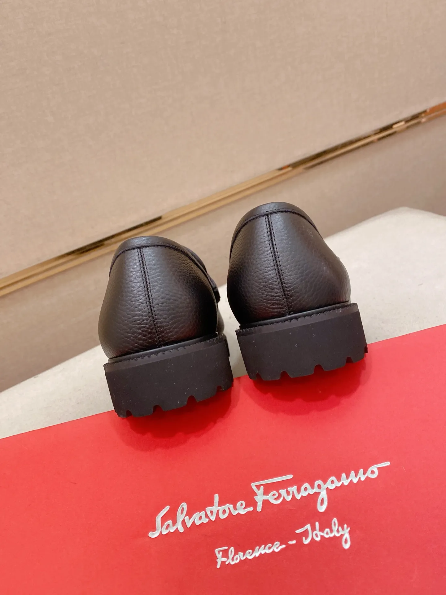 Men's shoes💰: 560💰 High version Ferragamo quality! 🆕🆕Exclusive hot-selling products in stock🔥🔥New products on the shelves, high-quality shoes, high-end driving shoes, with complete packaging! 💪 💪 Material: imported patented cowhide 🐂 + imported high-quality water-dyed cowhide lining + wear-resistant outsole 👍🏻👍🏻 Features: high-end and comfortable, purely handmade 🚀 🚀 Create the perfect shoes that suit you best 🔥 🔥 Size: (38-44) Can be customized 45 non-returnable!